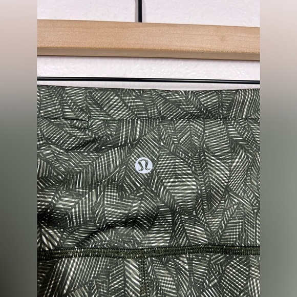 Lululemon Breezy Crop Jazzy Gator Full On Luxtreme Leggings Size 8 - Picture 6 of 9